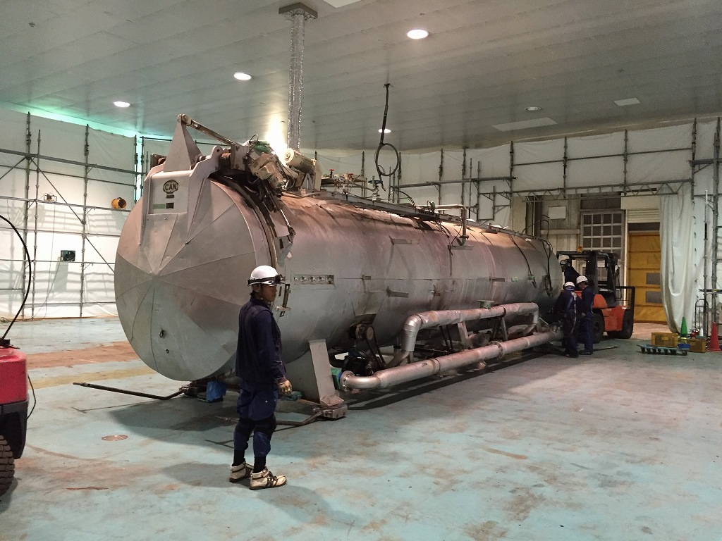 レトルトタンク搬出作業