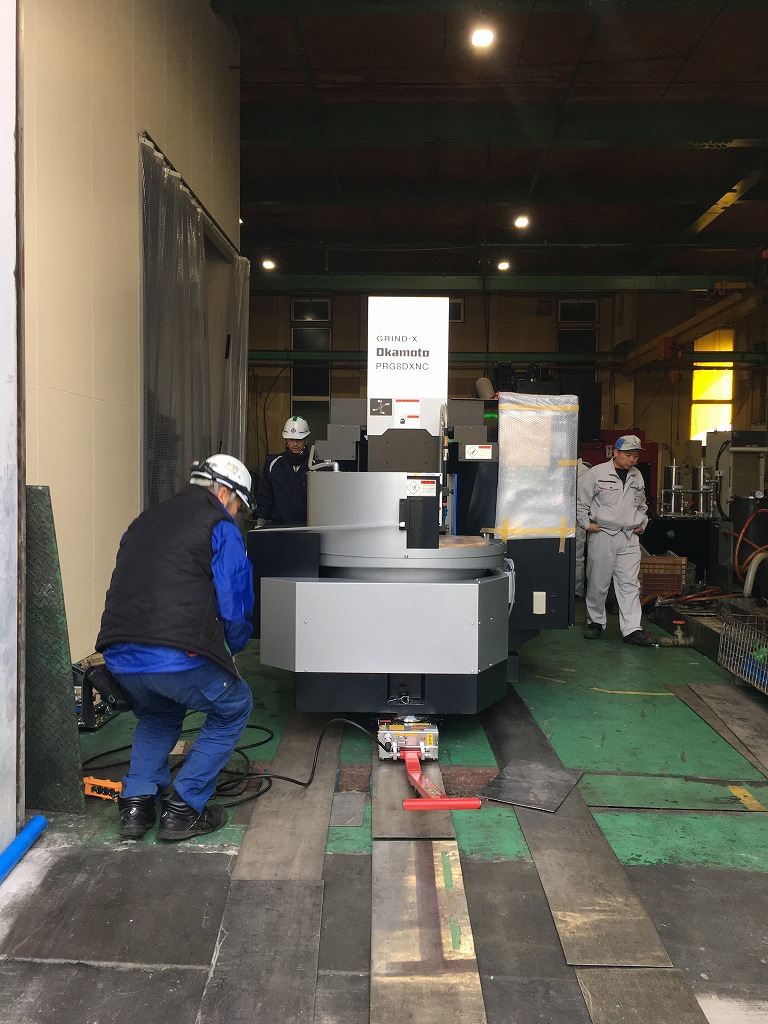 研削盤搬入作業 