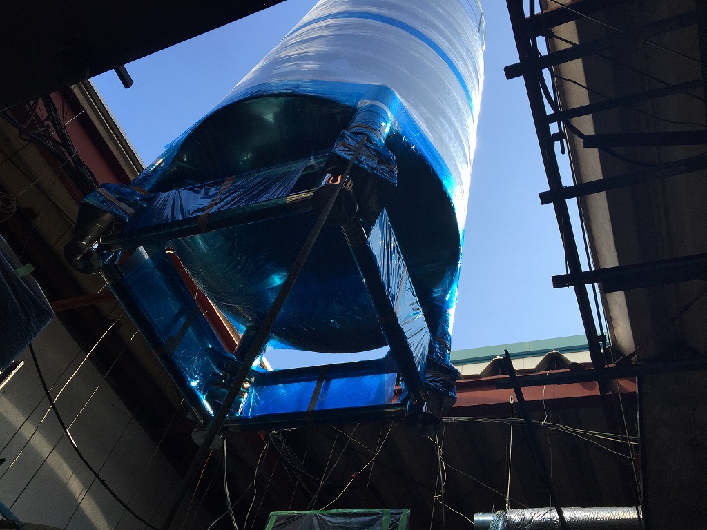 建屋上部門口よりタンク搬入作業
