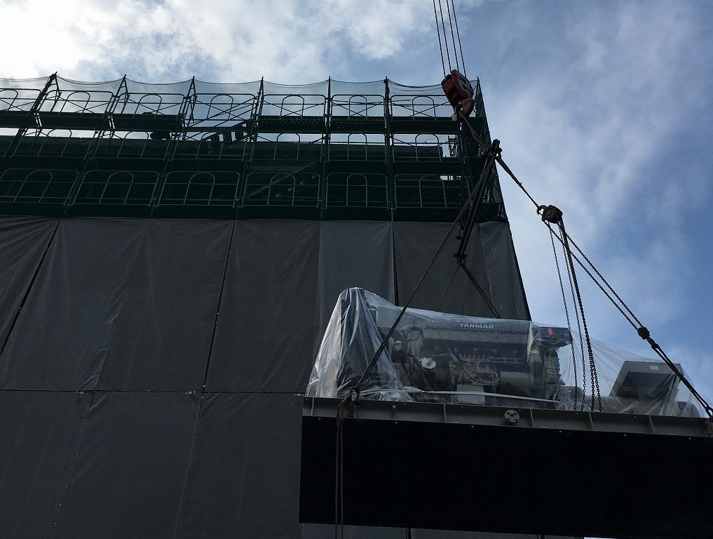 非常用発電機屋上上架作業   