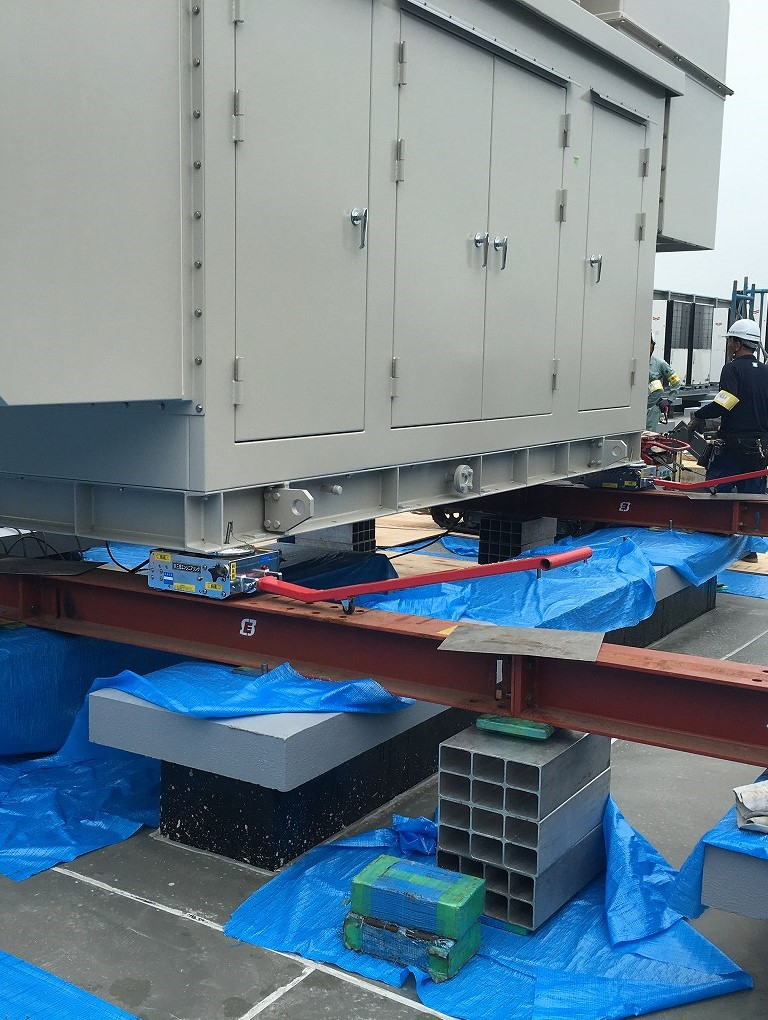 屋上にて発電機移動作業 